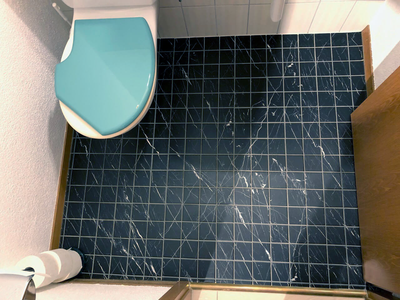Creative bathroom design using tile stickers - example: guest WC floor tiles in black marble 2