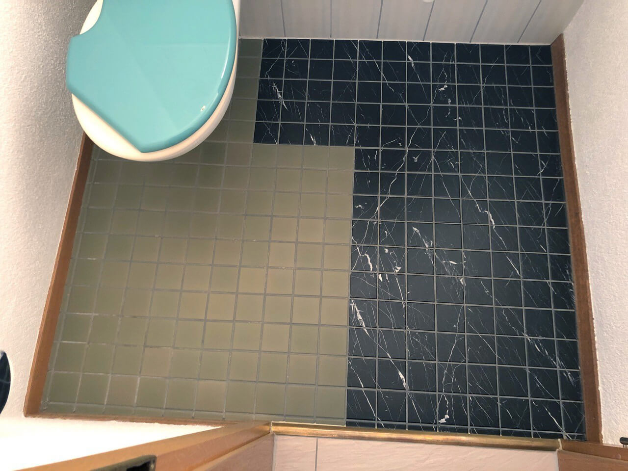 Kreative Badgestaltung durch Fliesenaufkleber Beispiel Gäste WC Bodenfliesen in Marmor schwarz 1
