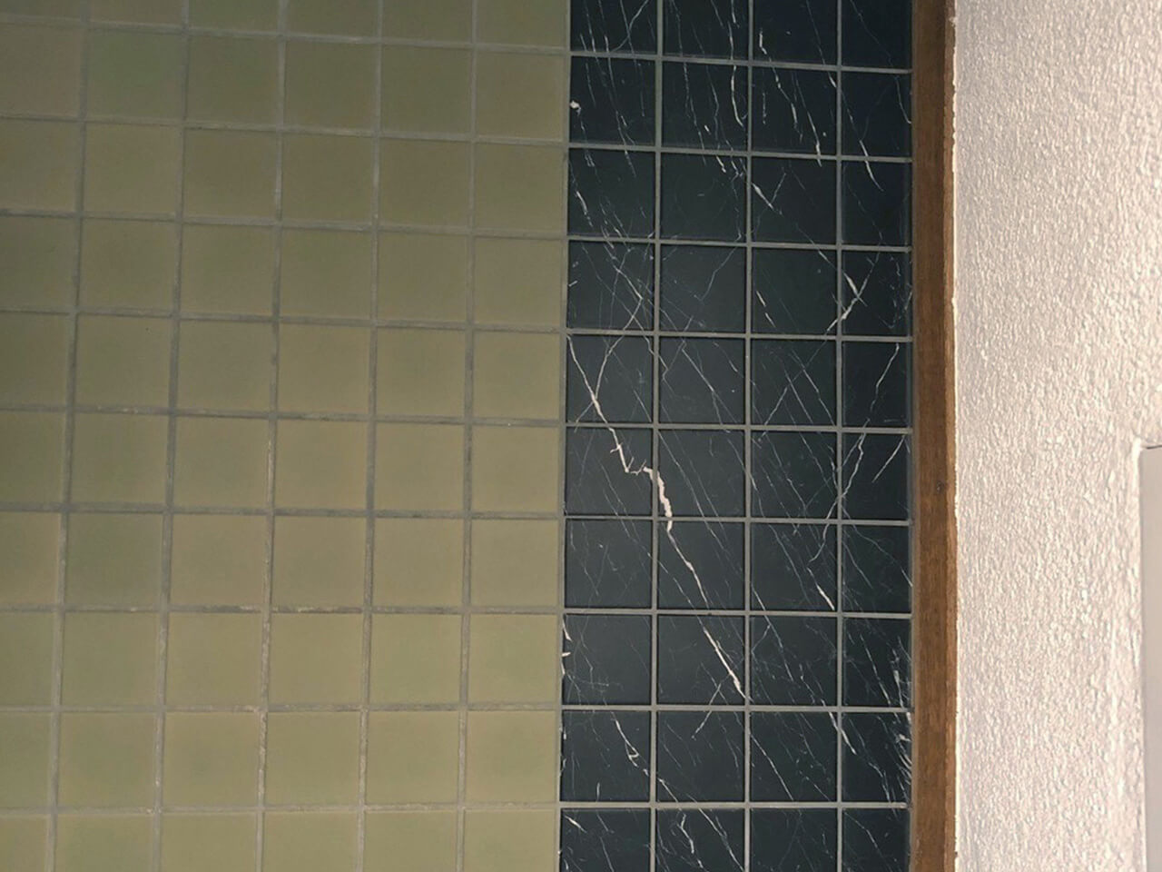 Kreative Badgestaltung durch Fliesenaufkleber Beispiel Gäste WC Bodenfliesen in Marmor schwarz 1