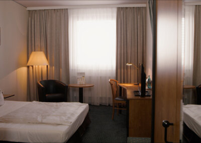 Klebefolie Hotel Zimmer Bett Tisch Schrank hell braun W945 01