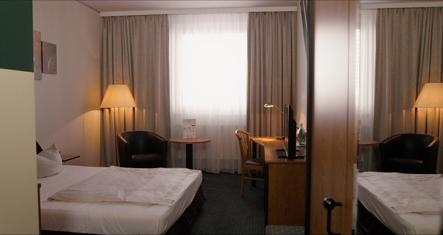 Klebefolie Hotel Zimmer Bett Tisch Schrank hell braun W945 01