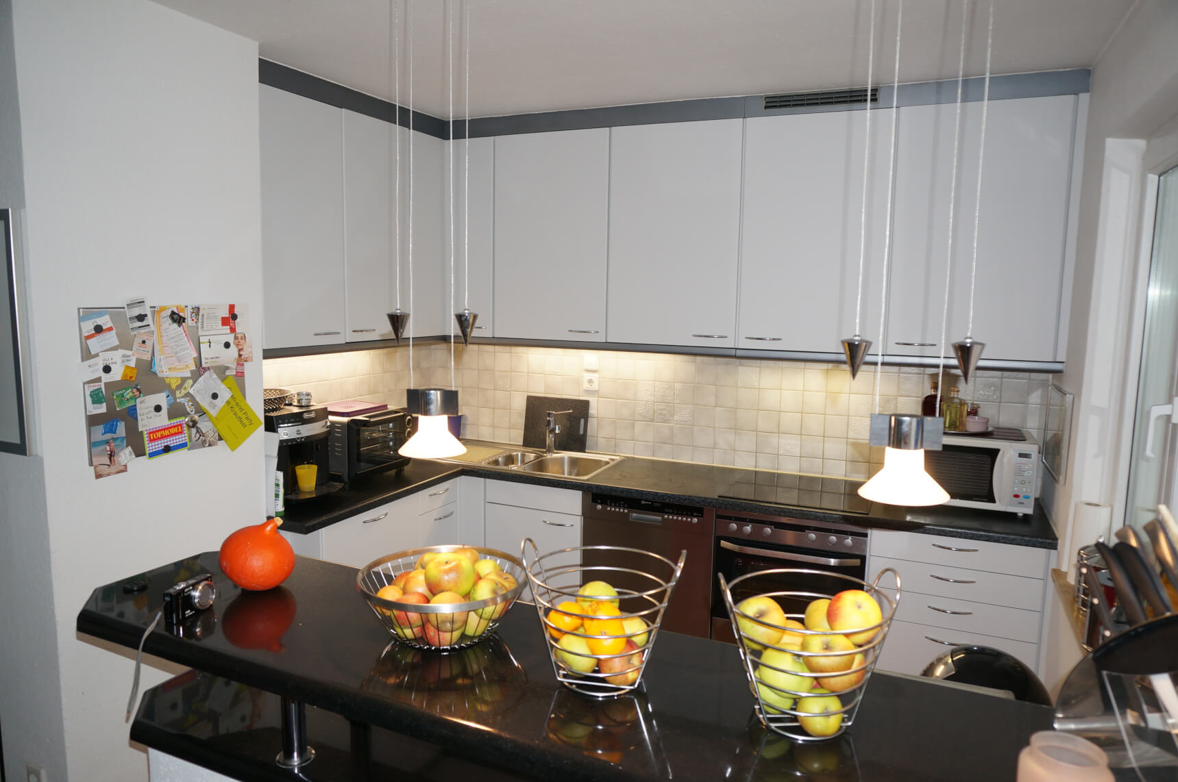 Küche bekleben mit Küchenfolie von Holz hellbraun in Weiß Glanz 01