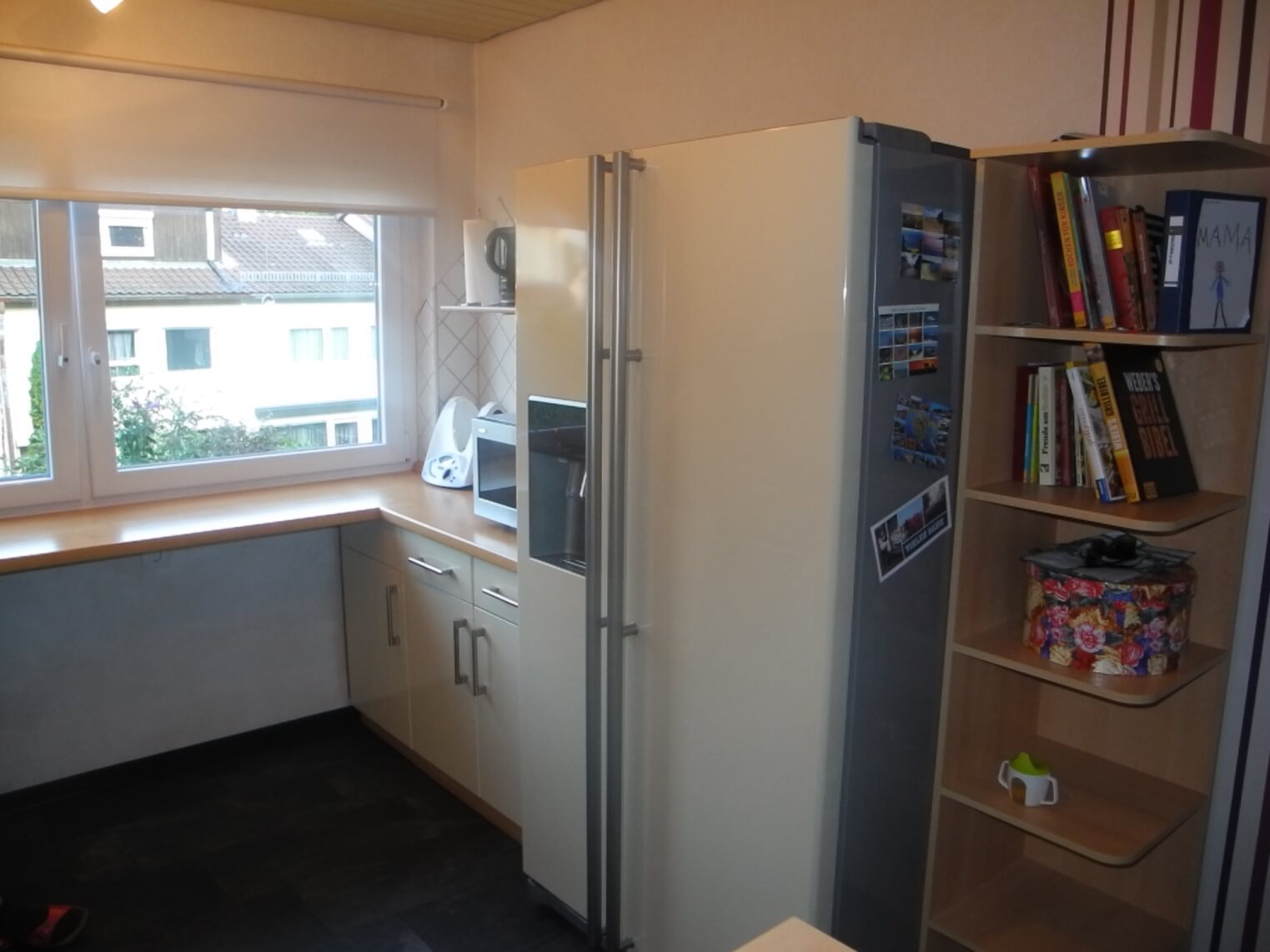 Mit Kühlschrankfolie einen Kühlschrank passend zur Küche in Glanz Weiß verkleben 01