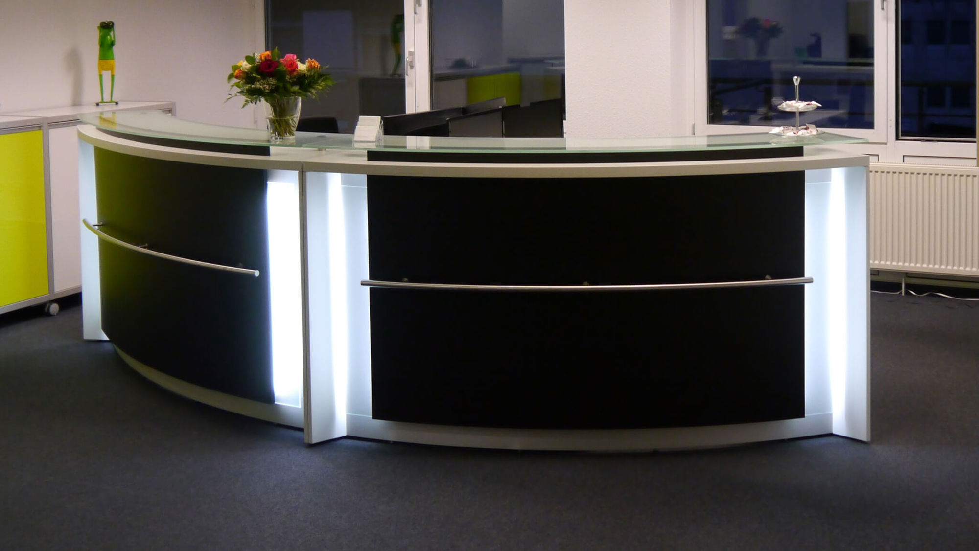 Esempio d'impiego delle pellicole resimdo in nero per il bancone della reception di un ufficio