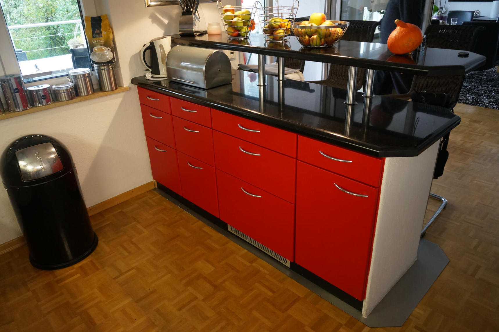 Klebefolie bunt mit Beispiel Bild Küchenschränke in Farbfolie rot bekleben CO-BA-S147 Rough Lobster