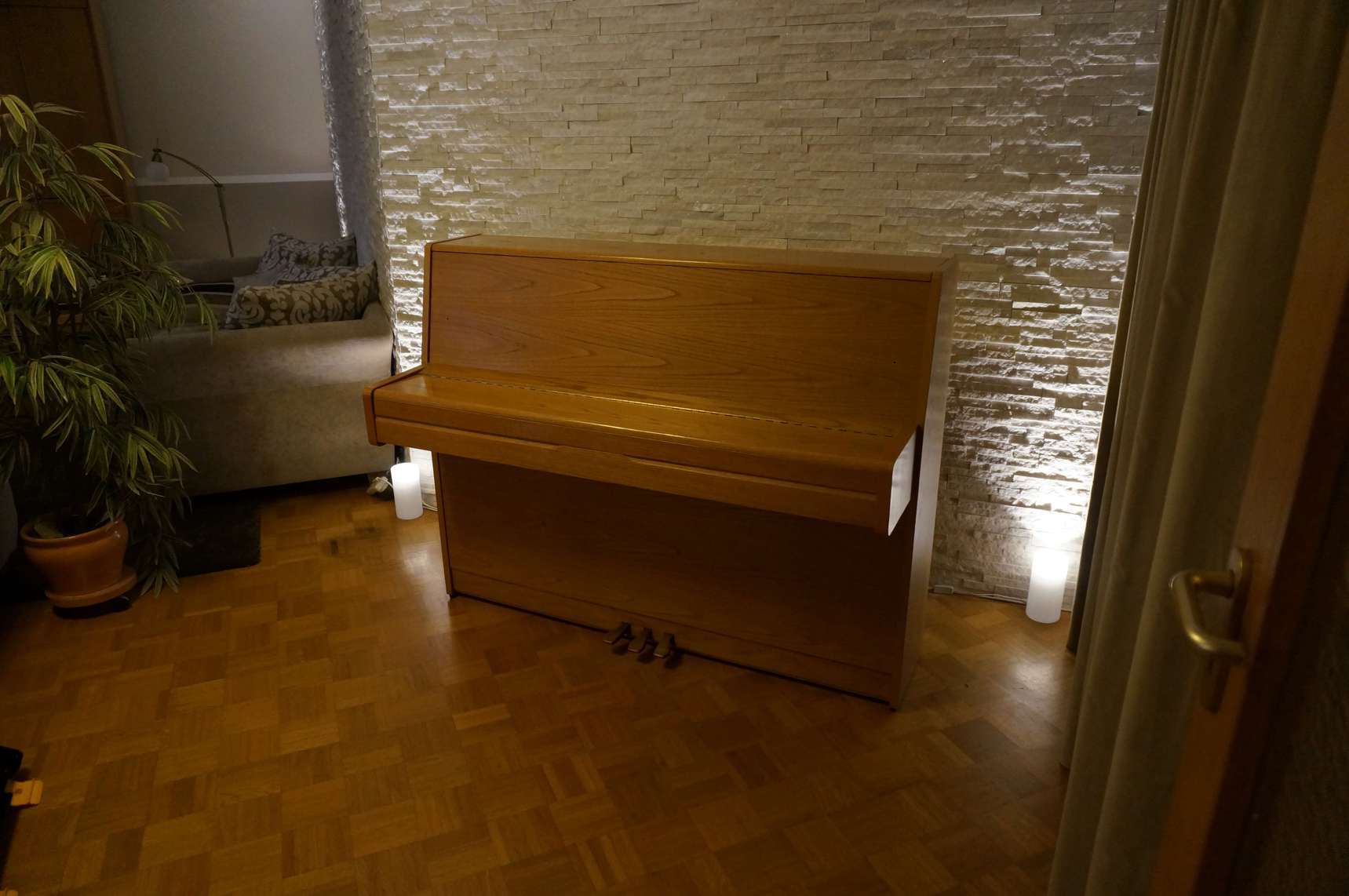 Laminado de piano viejo de madera con color nuevo y lámina adhesiva, antes