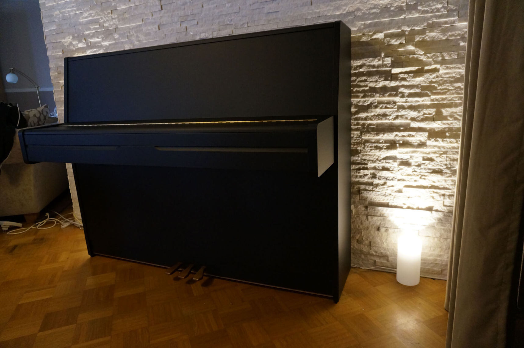 resimdo Klebefolie Möbel Klavier Wohnzimmer Beispiel schwarz nachher Rough Dark Black CO-BA-S140