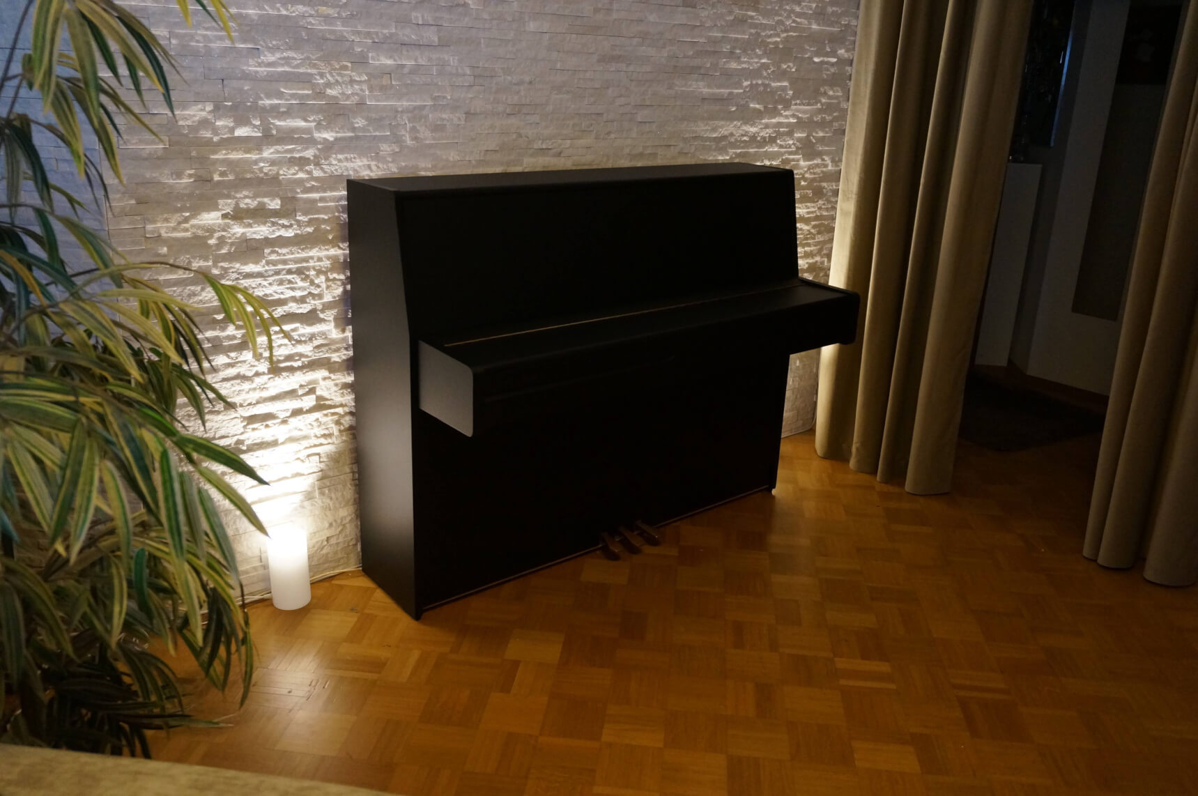 Rivestire il vecchio pianoforte in legno con un nuovo colore e ristrutturare i mobili con una pellicola adesiva dopo