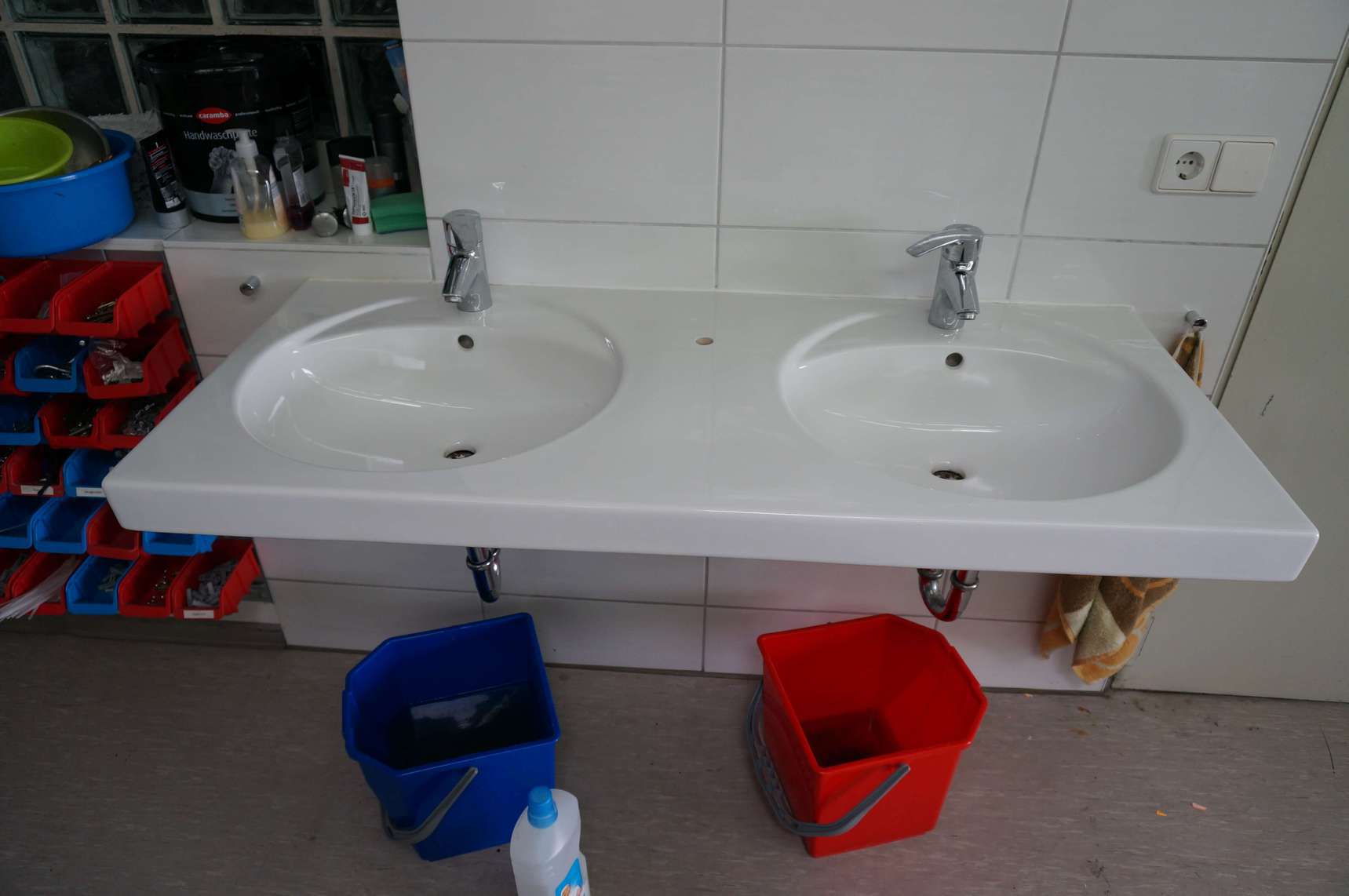 Doppelwaschbecken auf der Ablagefläche mit Folie als Beschichtung sanieren - vorher