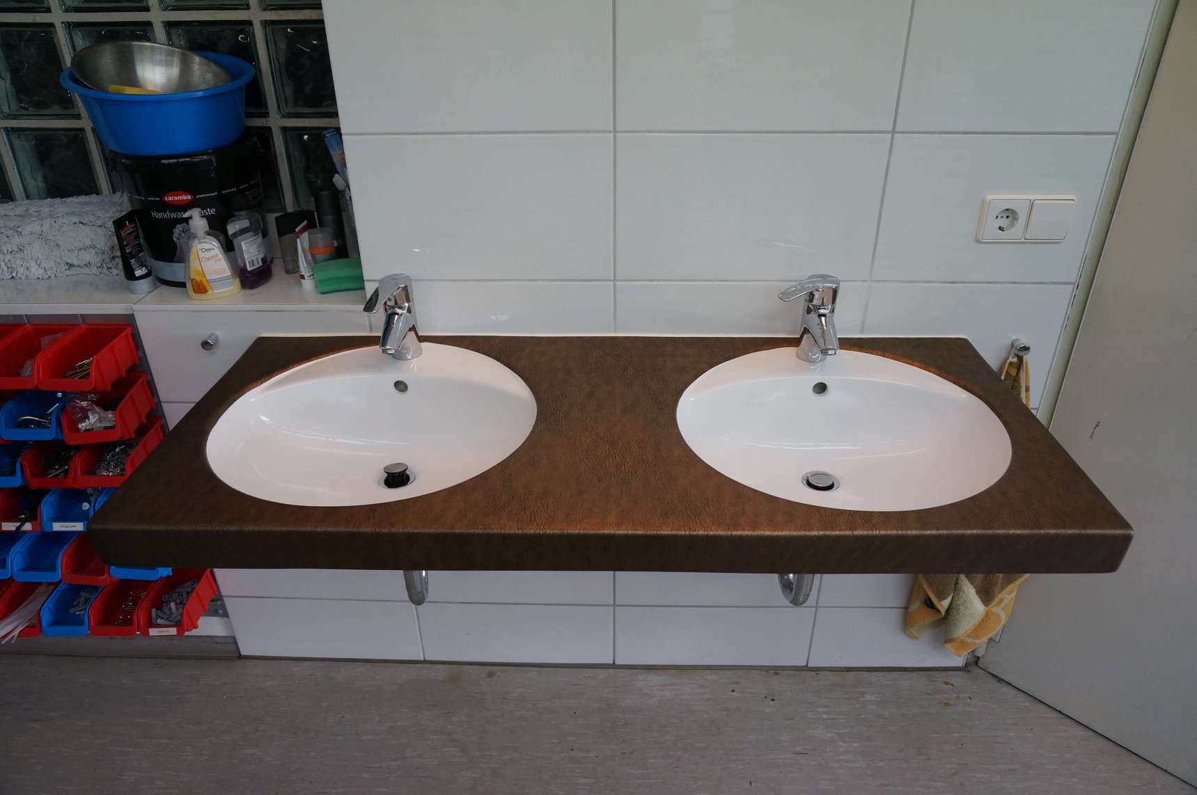 Renovate the surface of the double washbasin with a film as a coating - after