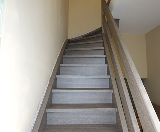 Treppe neu mit Folie beschichten statt austauschen altes Holztreppe neu bekleben nachher
