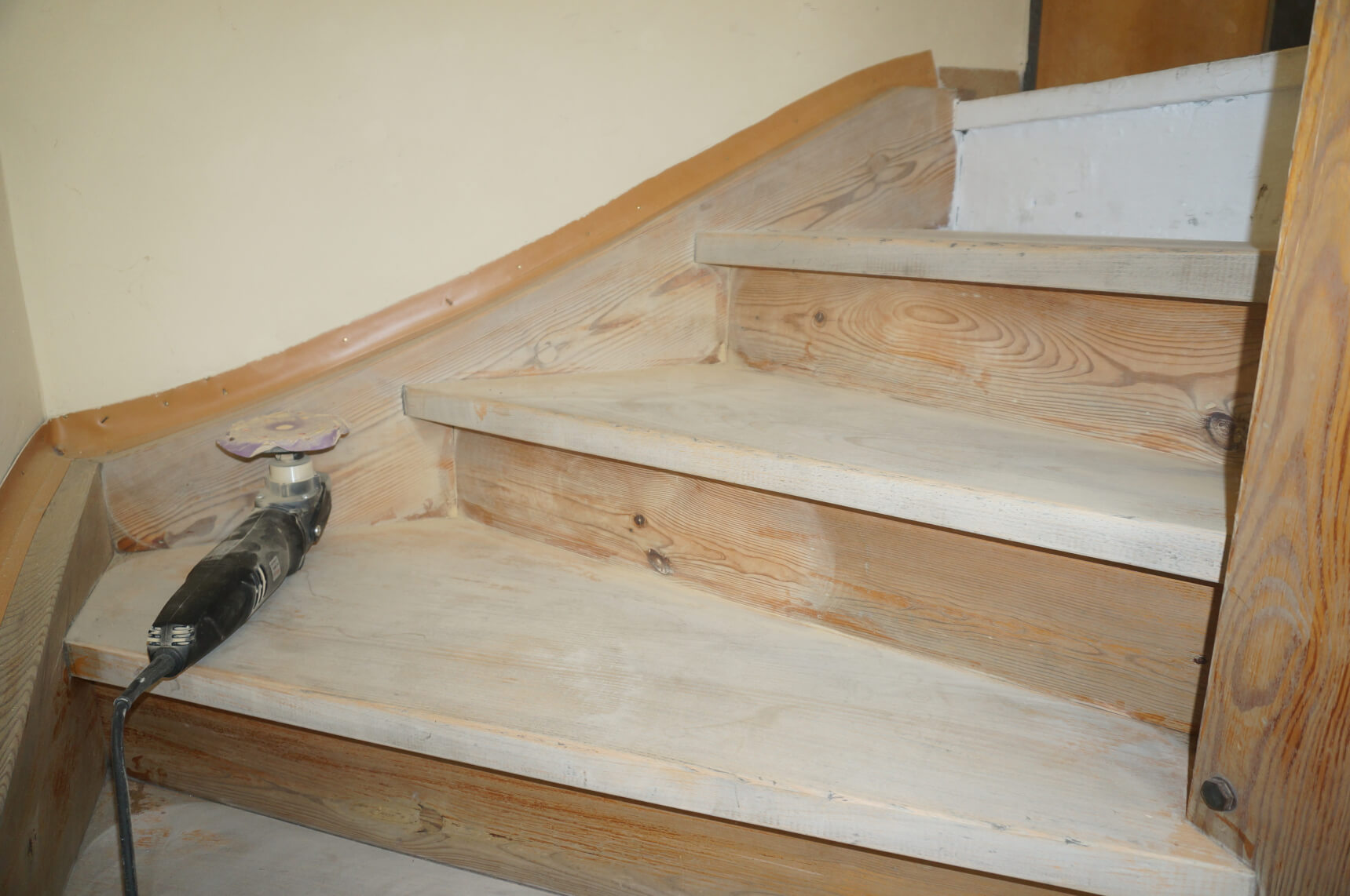 Treppensanierung - Klebefolie Holz für eine neue Holztreppe in holz grau