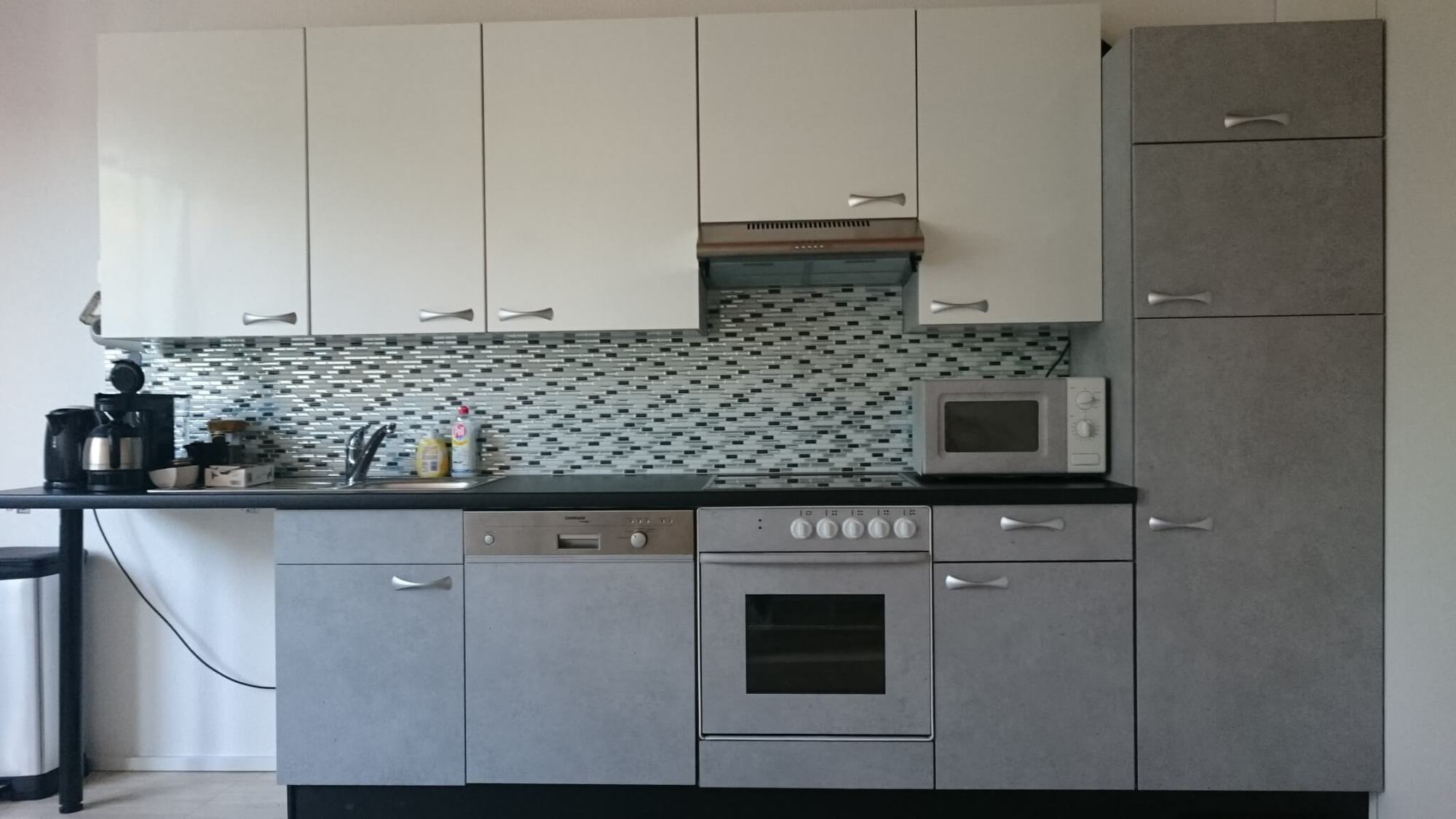Consejos para el diseño de interiores de la cocina con color y elementos destacados en aspecto moderno en hormigón, blanco brillante y negro - después