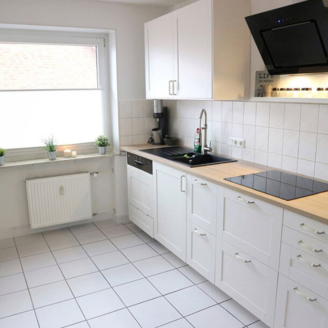 Diseño interior en toda la cocina para los azulejos, la encimera, los frentes y las superficies lisas en madera blanco - después