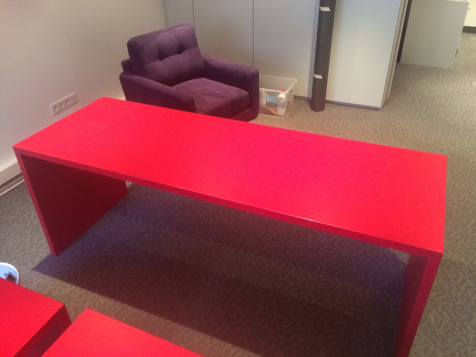 Büro Schreibtisch Folieren mit Selbstklebefolie von Rot zu Dunkelgrau Anthrazit 01