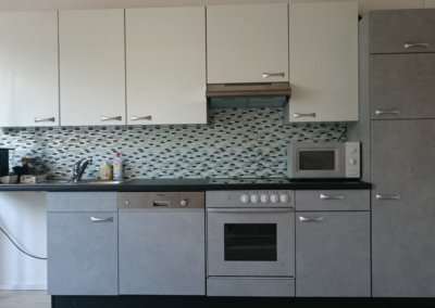 Küche aufpeppen von Blau über Holz mit Folie zu Beton Weiß und Schwarz ändern 01