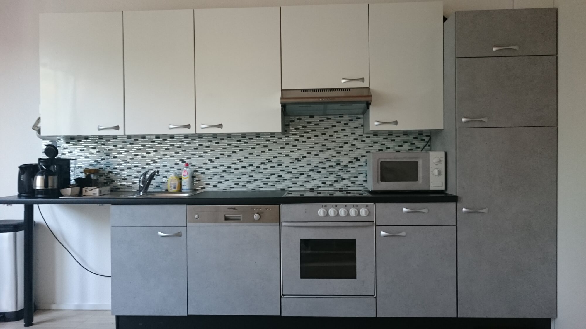 Küche aufpeppen von Blau über Holz mit Folie zu Beton Weiß und Schwarz ändern 01
