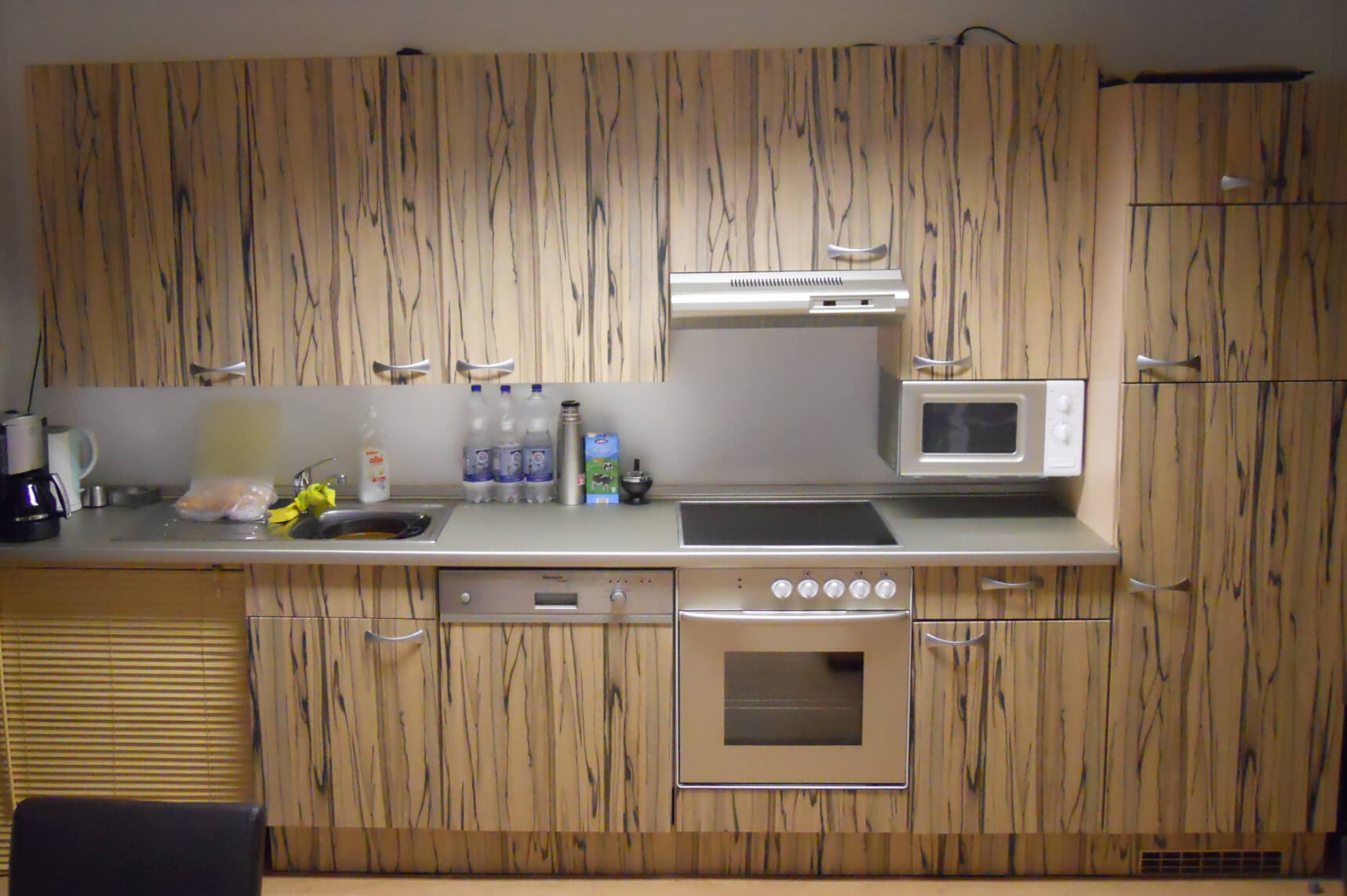 Küche aufpeppen von Blau über Holz mit Folie zu Beton Weiß und Schwarz ändern 02