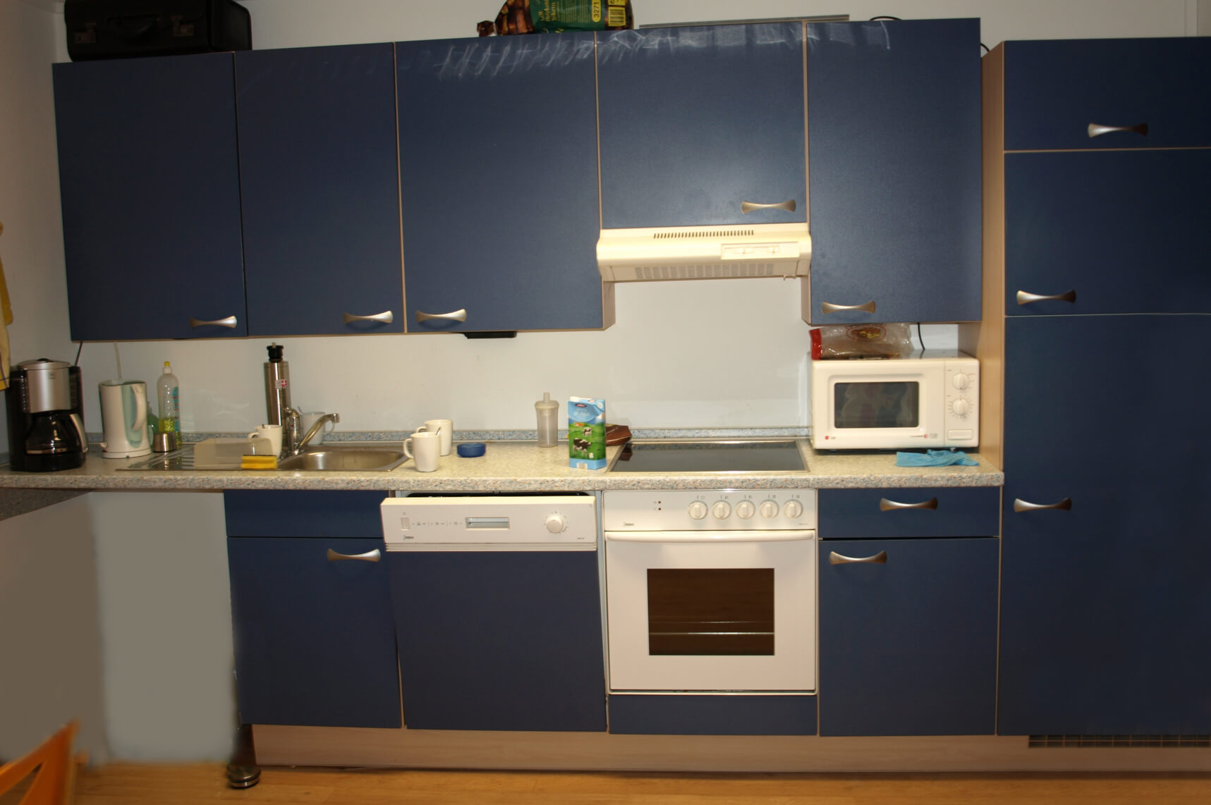 Küche aufpeppen von Blau über Holz mit Folie zu Beton Weiß und Schwarz ändern 03