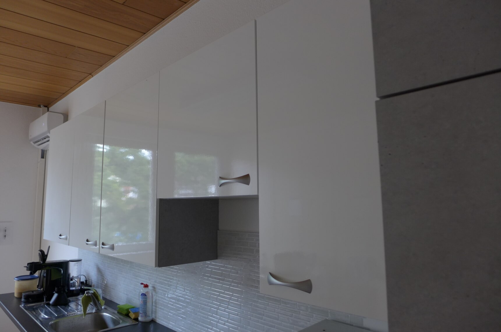 Küche aufpeppen von Blau über Holz mit Folie zu Beton Weiß und Schwarz ändern 04
