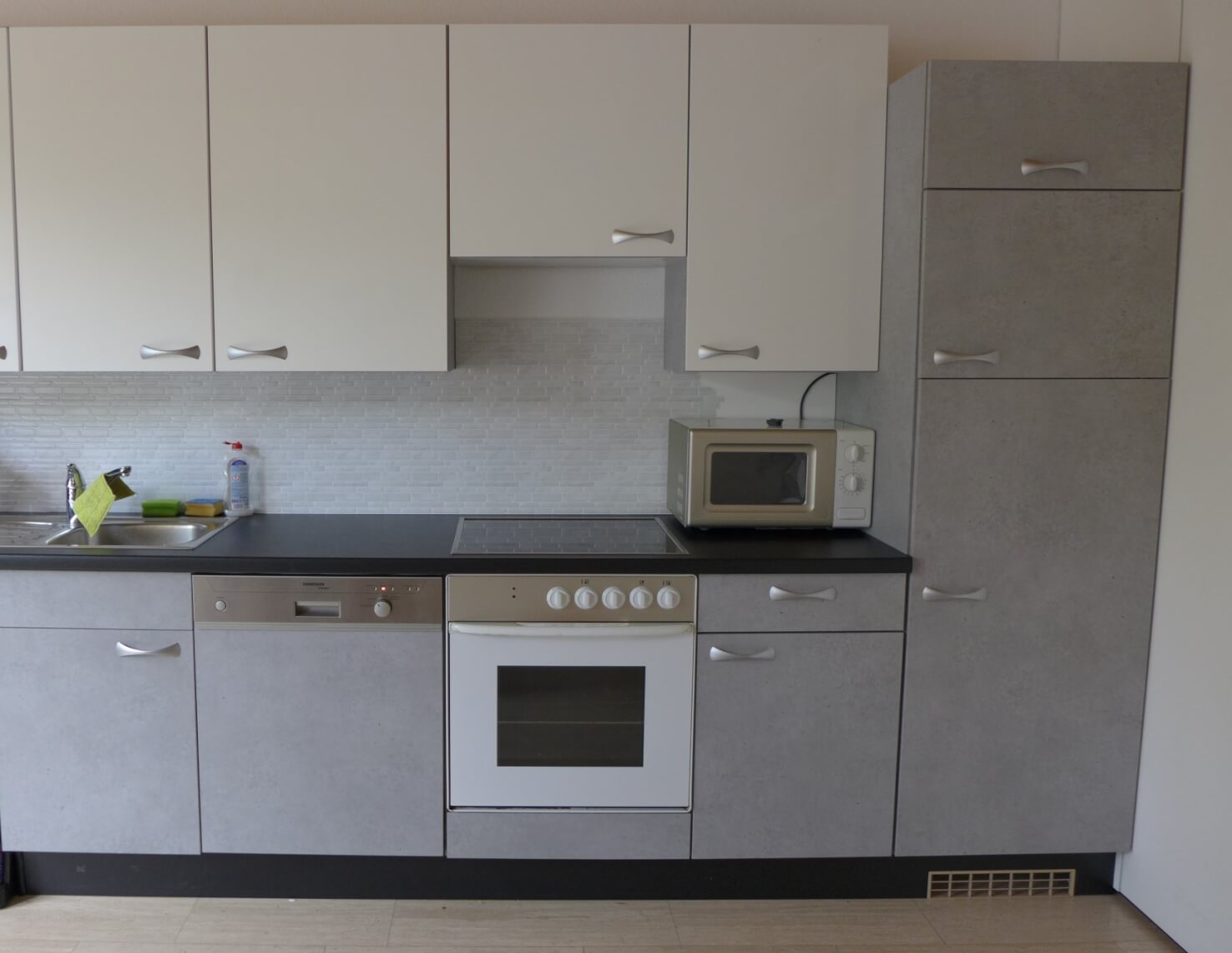 Küche aufpeppen von Blau über Holz mit Folie zu Beton Weiß und Schwarz ändern 11