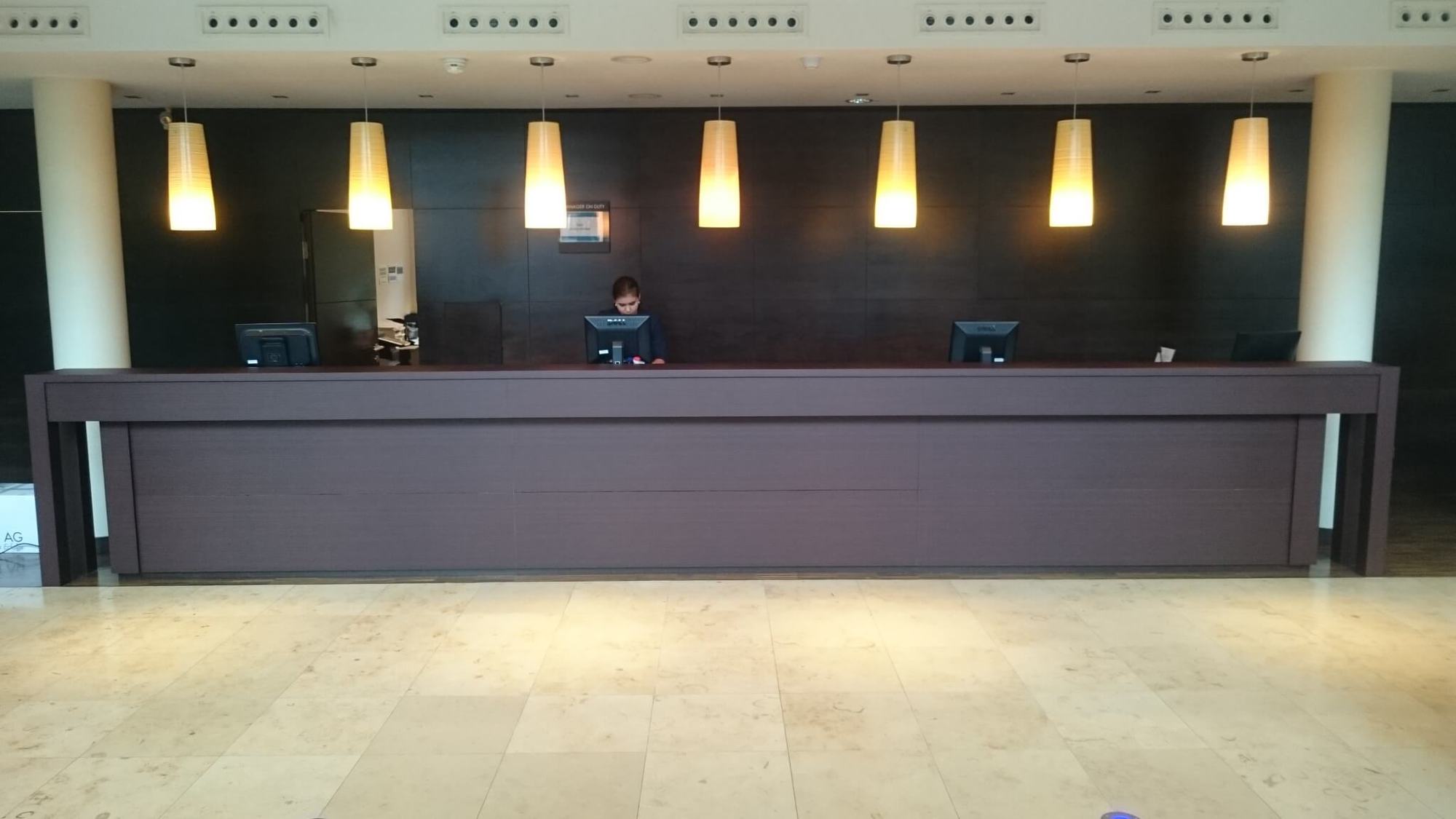 Adapting the reception desk to match the hotel furnishings, with a wood-effect Mahagoni W689 film coating - after