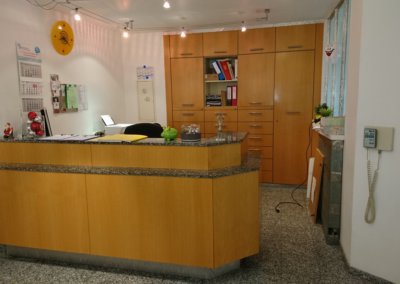 resimdo klebefolie Arztpraxis Eingangsbereich weiss S115 Limewashed white Beispiel vorher