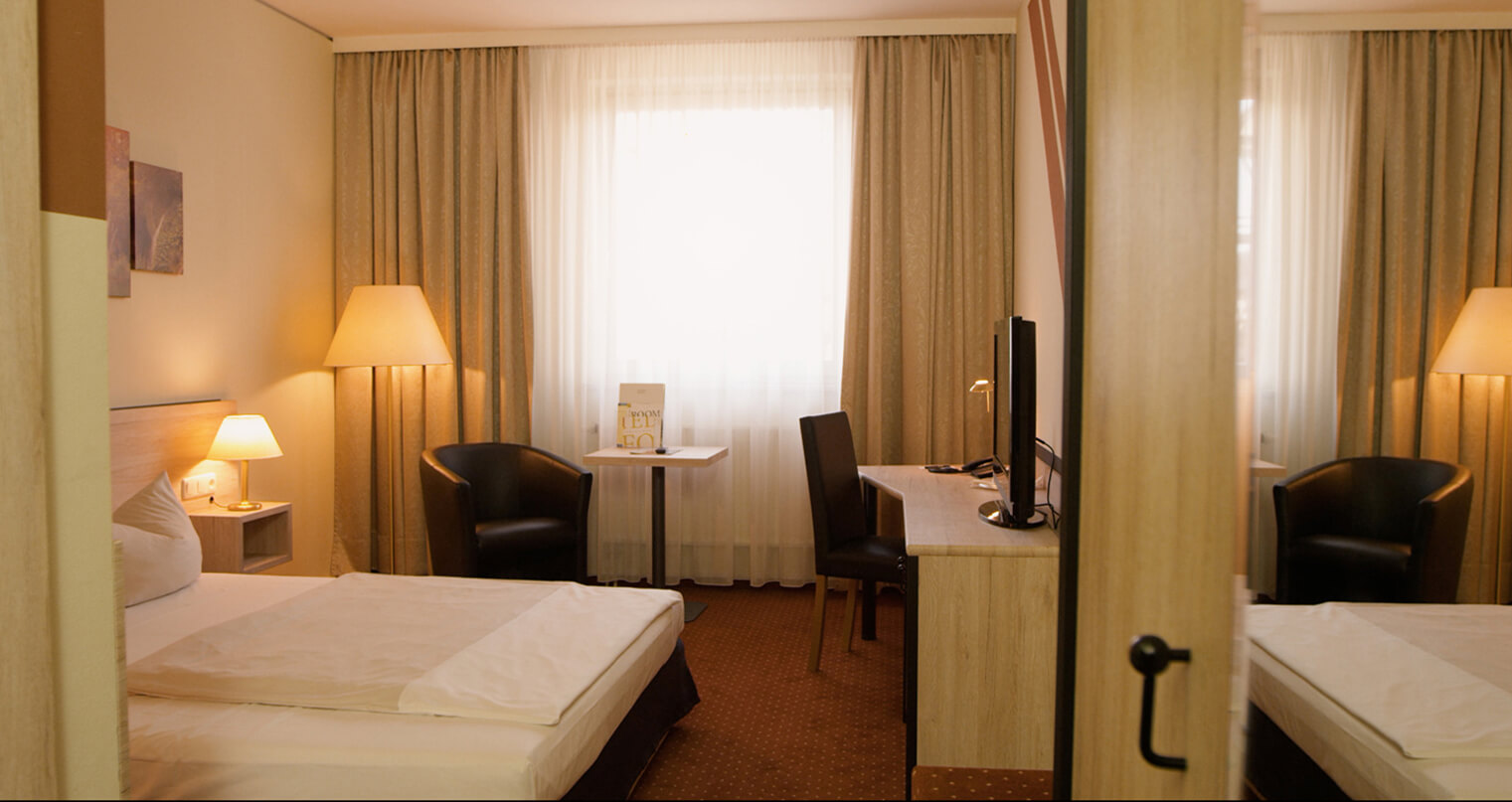 Komplette Hoteleinrichtung im Zimmer bekleben Novina Hotel Südwestpark Nürnberg W945 nachher