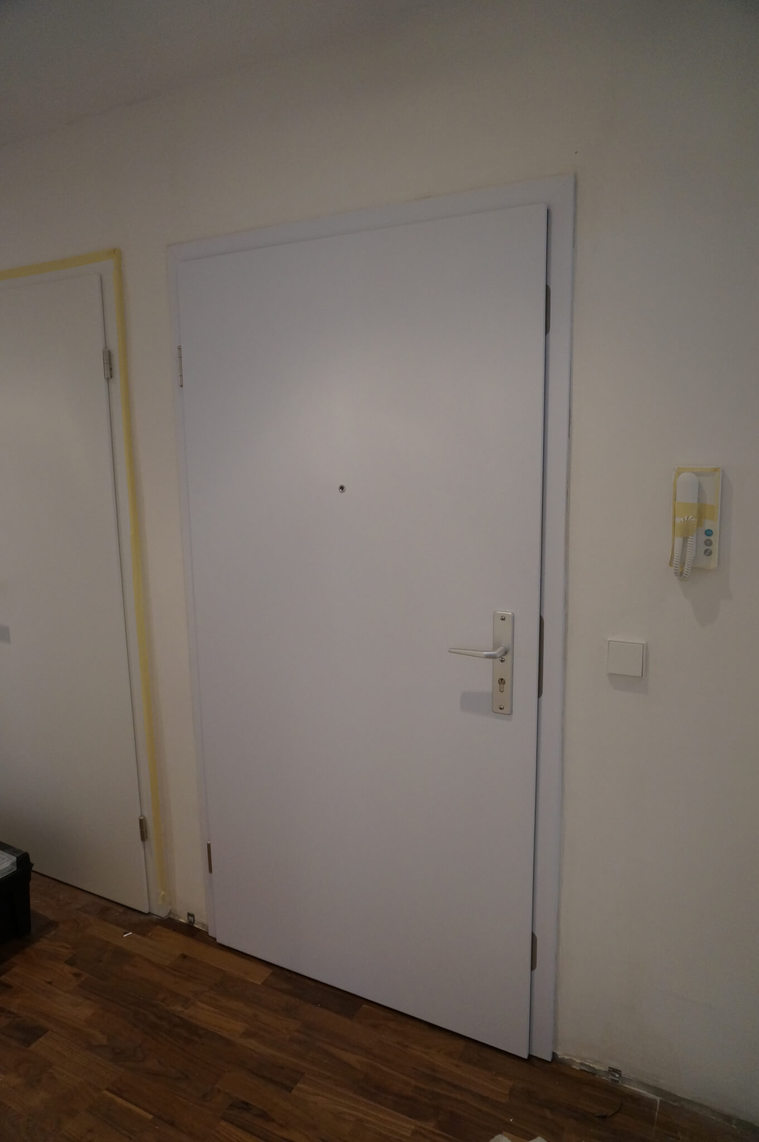 Türen und Zargen an die Inneneinrichtung und den Raum optisch in weiß angleichen 01