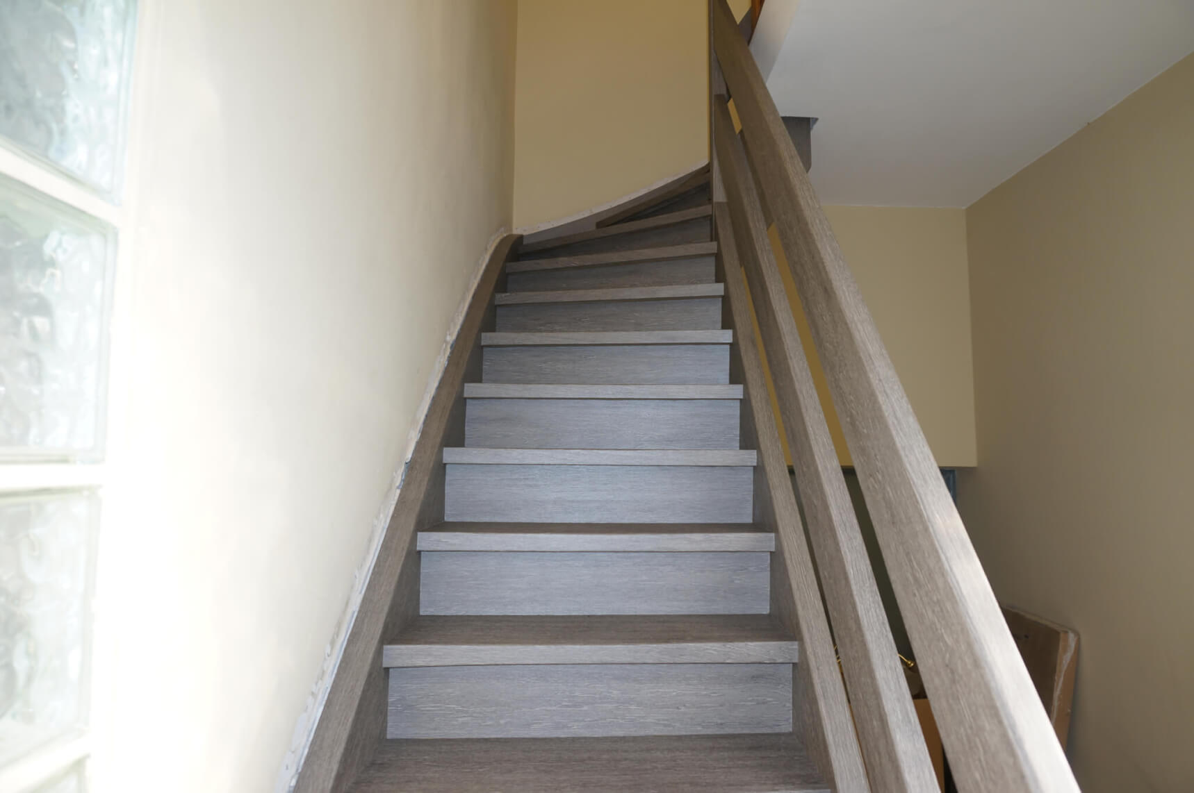 Escalera en la casa como decoración interior moderna nuevo revestimiento en aspecto de madera 01  