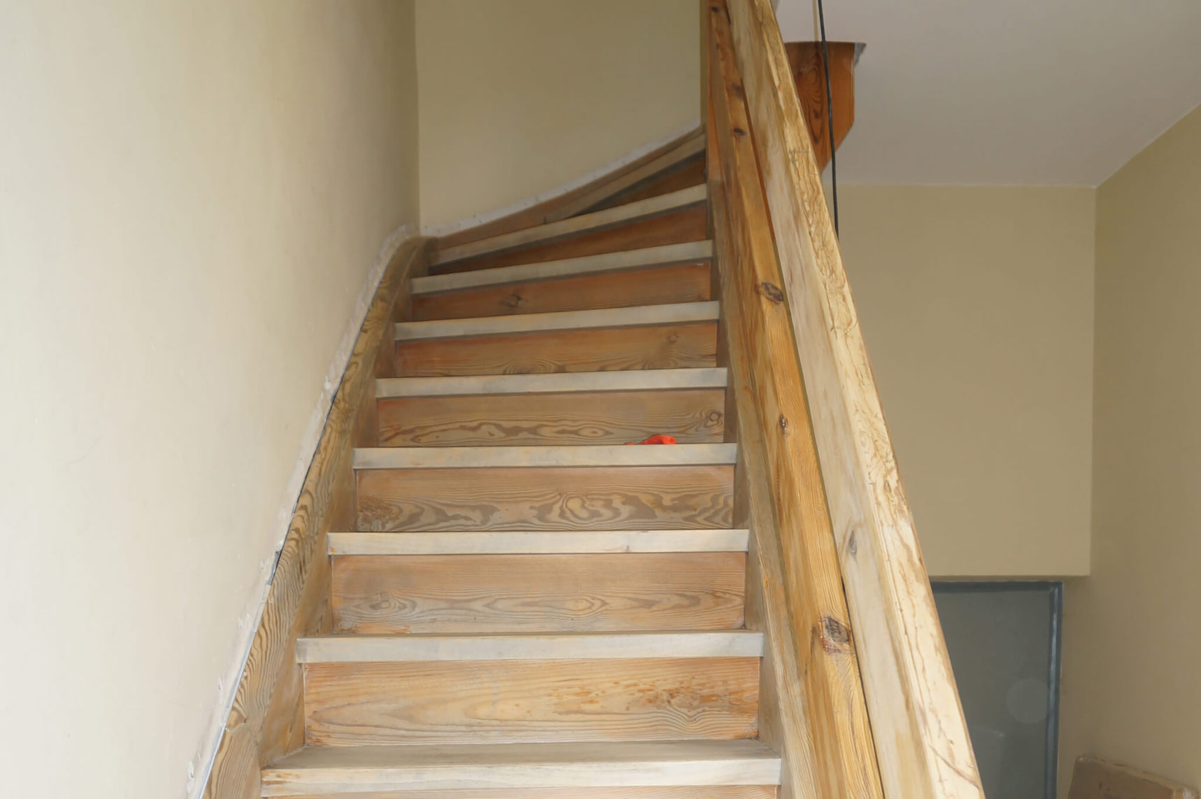 resimdo Treppenhaus Stufen Holz hellgrau Geländer Beispiel DIY vorher