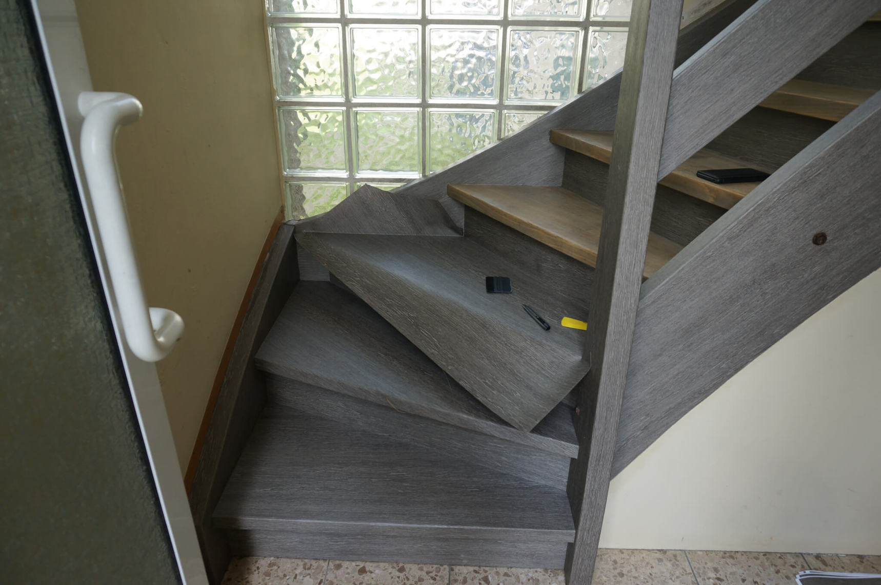 resimdo Treppenhaus Stufen Holz hellgrau Geländer Beispiel DIY oben vorher