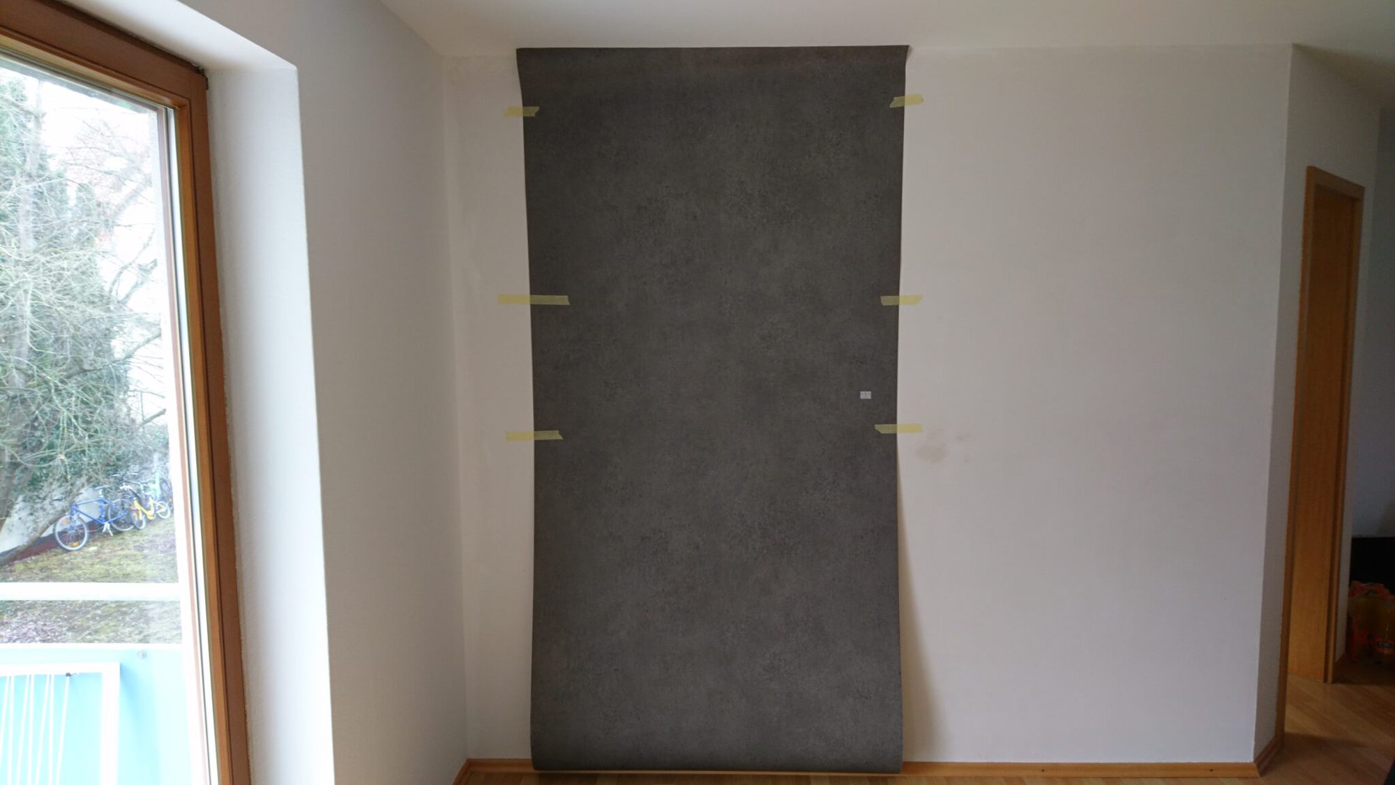Esempio prima dell'impiego della pellicola con effetto cemento per valorizzare le pareti del soggiorno e rinnovare il design della stanza 