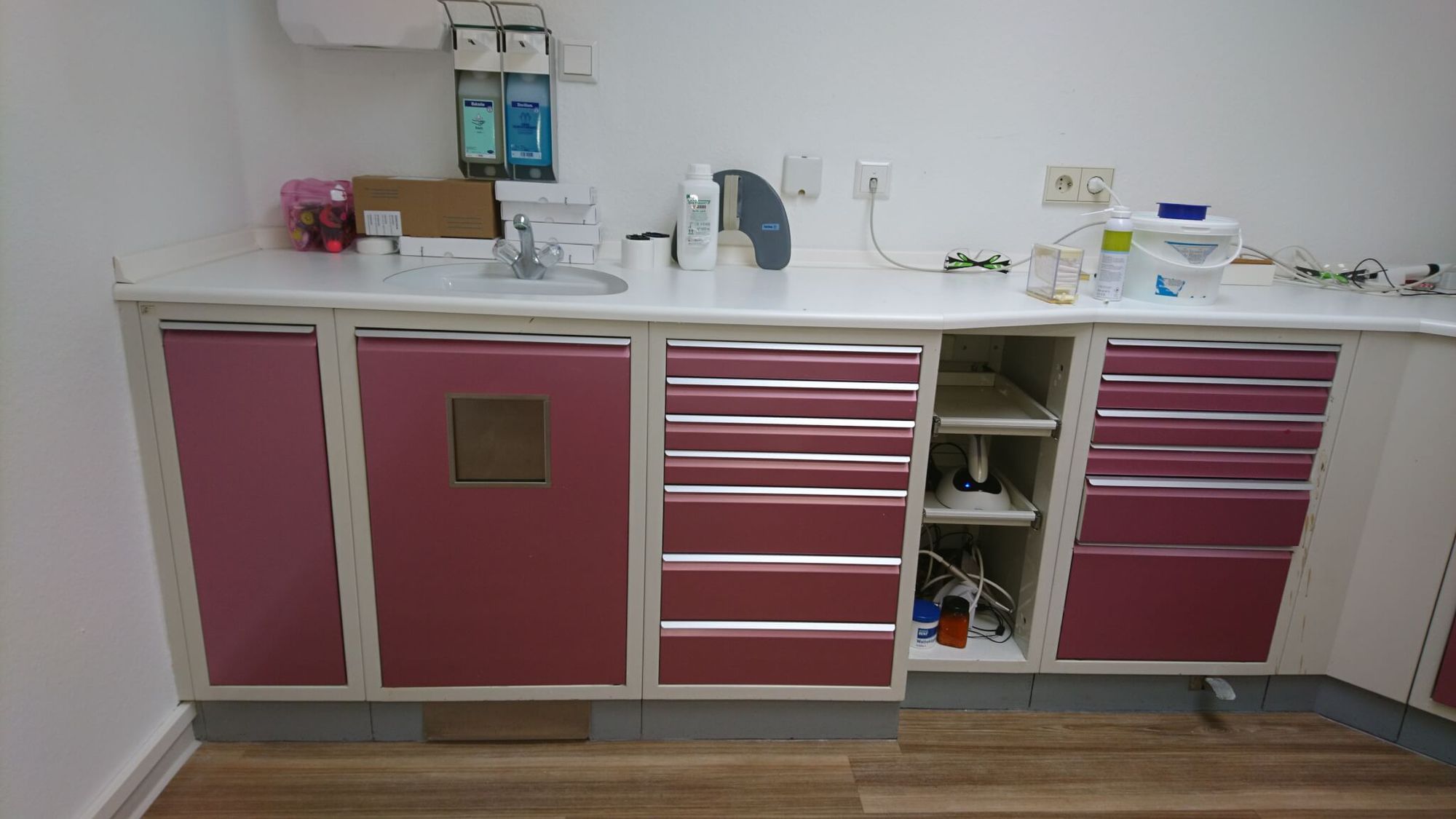 Renovating white metal medical practice furnishings, quickly and affordably 01