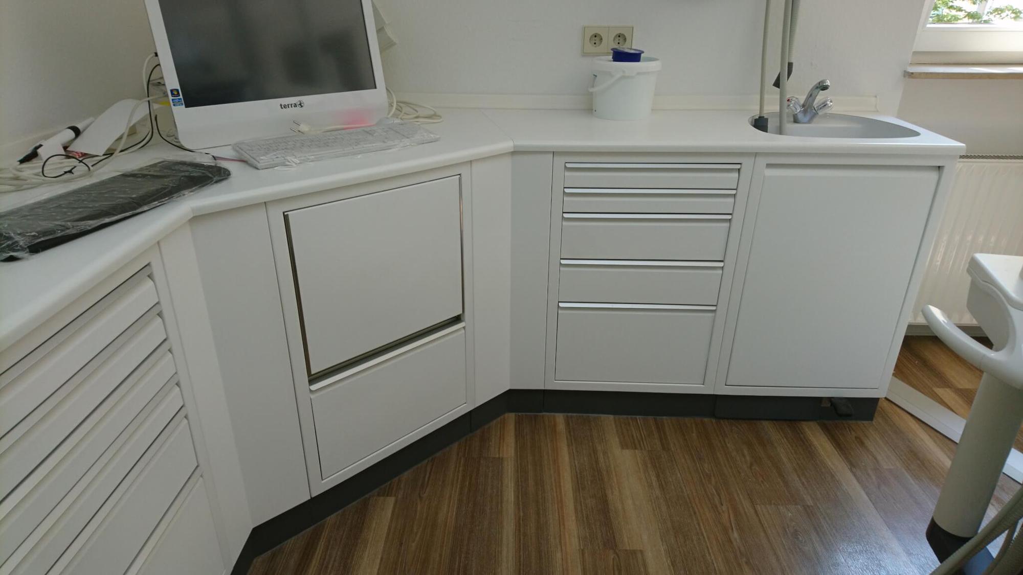 Renovating white metal doctor's medical practice furnishings, quickly and affordably 04