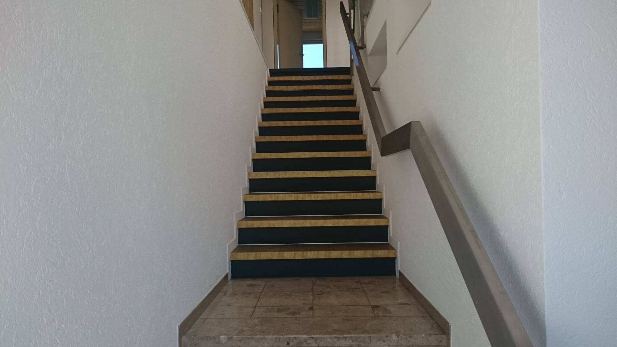 resimdo Möbelfolie Treppenhaus schwarz Gold Stufen Beispiel