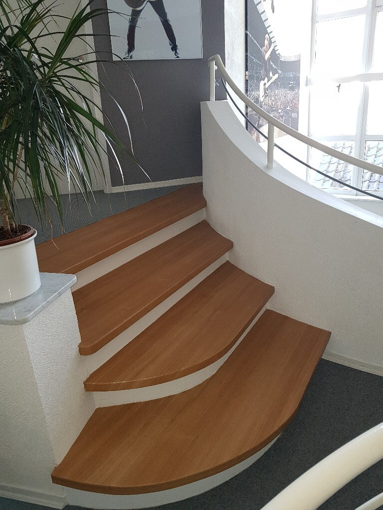 Treppenstufen aufarbeiten selbstklebende Folie Eingang Treppe hell braun W251 01