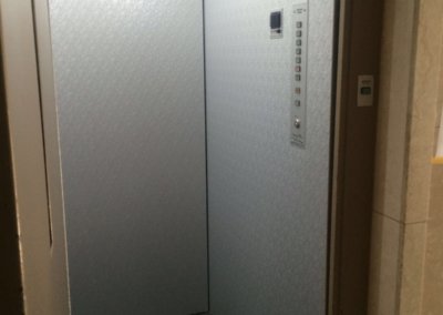 Hotelsanierung Aufzug mit Folie neu beschichten von Orange zu Metalloptik in Silber 04