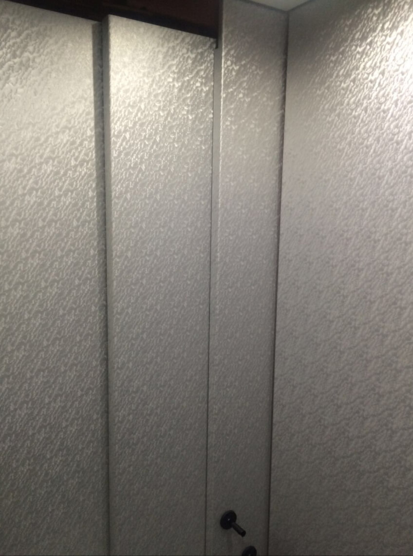 Hotelsanierung Aufzug mit Folie neu beschichten von Orange zu Metalloptik in Silber 04