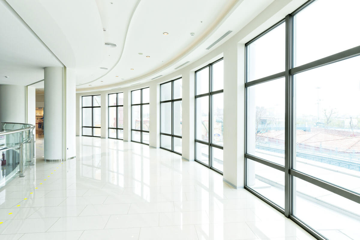 Ristrutturazione dei telai delle finestre di un centro commerciale da bianchi a grigi con pellicola - dopo